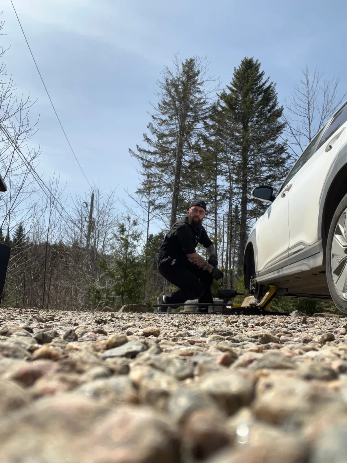 Alexis, mécanicien à domicile, devant son atelier mobile